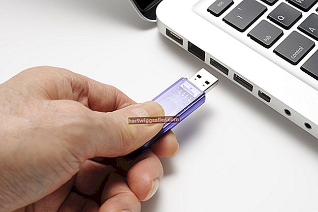 Paano Gumamit ng isang USB Memory Stick sa isang Mac