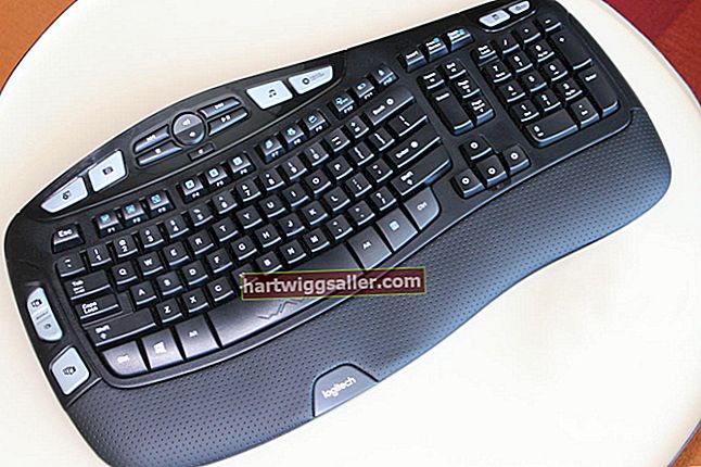 Paano Kumonekta sa isang Logitech Cordless Keyboard